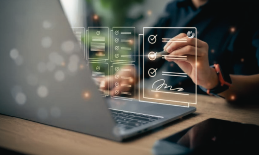 Persona revisando una lista de verificación digital sobre un portátil